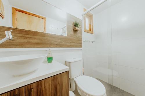 瓜尔达恩巴Morada Guarda Explorer 01的浴室配有白色水槽和卫生间。