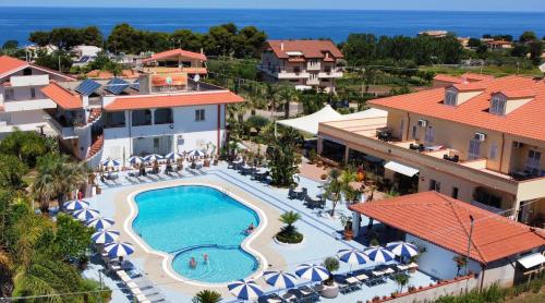 圣多米尼卡达曼斯酒店的享有带游泳池的度假村的空中景致