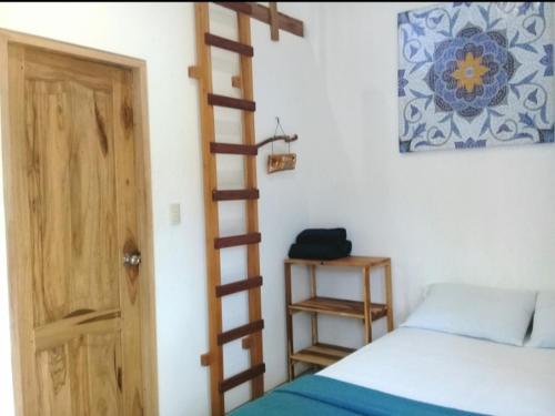 蒙塔尼塔Portón Azul的卧室配有木梯,毗邻一张床