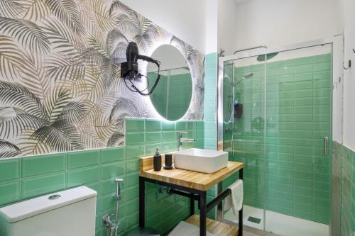马拉加Malaga City Suites的浴室设有水槽和绿色瓷砖
