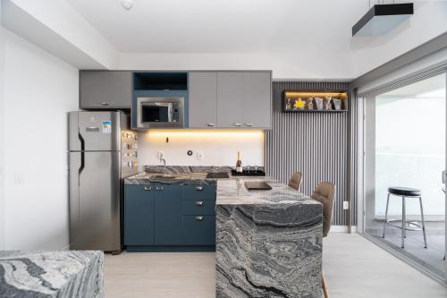 圣保罗River One 2303 - Luxury Studio的厨房配有台面和冰箱