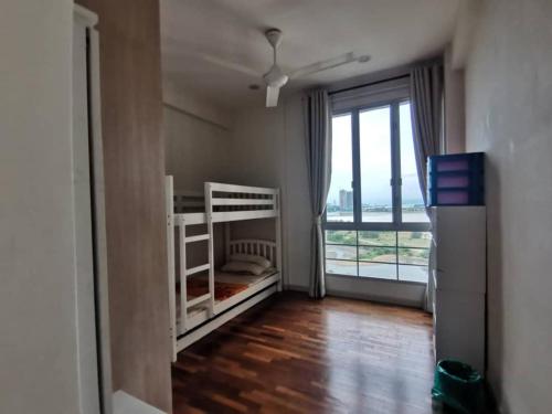 马六甲Ocean Palms的一间卧室设有两张双层床和大窗户