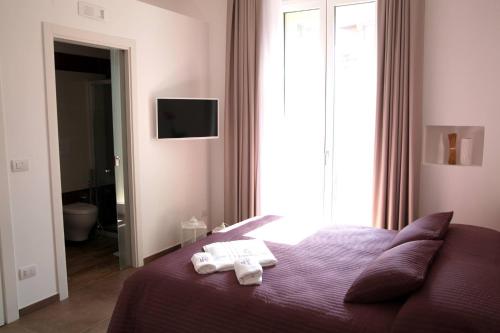 巴列塔Essence的一间卧室配有一张床,上面有两条毛巾