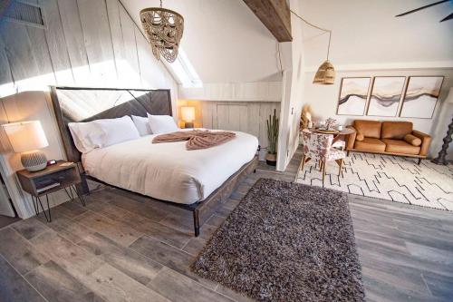 塞多纳The Inn at Thunder Mountain的一间卧室配有床、沙发和地毯。