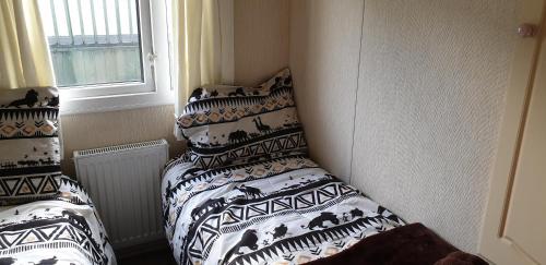 帕C28 Angels retreat的一间卧室配有一张带黑白枕头的床