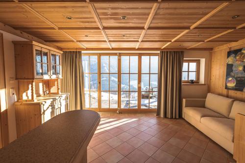 维尔德科格尔山麓布兰贝格Chalet Obenland Panorama Aussicht Kitzbühler Alpen的客厅配有沙发和桌子