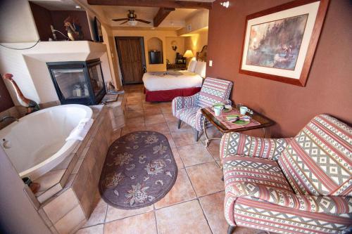 塞多纳The Inn at Thunder Mountain的酒店客房设有带浴缸的浴室和一张床