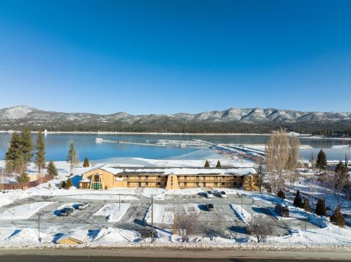 大熊湖Hotel Marina Riviera的雪地中度假村的空中景观