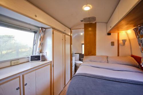 彭林The Airstream的小房间设有床和窗户
