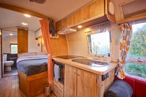 彭林The Airstream的带水槽的厨房和一张面包车内的床铺