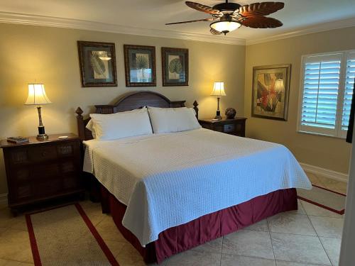 萨尼贝尔SANDPIPER BEACH 205的一间卧室配有一张大床、两个床头柜和两盏灯。