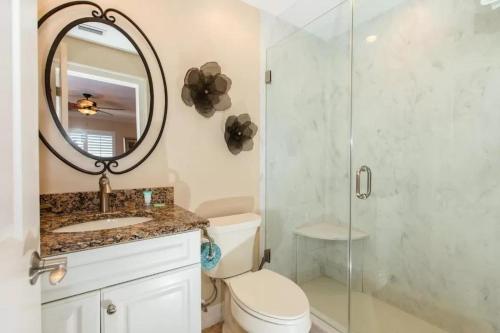 萨尼贝尔SANDPIPER BEACH 205的带淋浴、卫生间和镜子的浴室