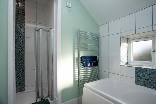 埃克斯茅斯Seymour House的带淋浴和卫生间的浴室以及窗户。