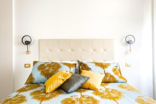比萨Hostly - Cisanello Suite Apartment - Light and Colors的一张黄色和蓝色枕头的床