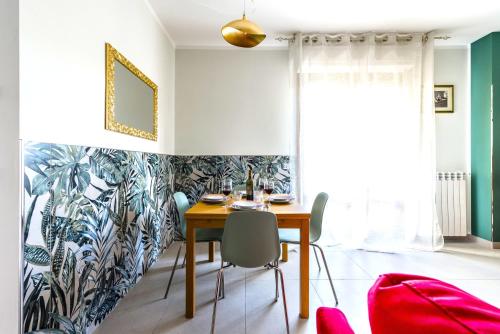 比萨Hostly - Cisanello Suite Apartment - Light and Colors的一间带桌椅的用餐室
