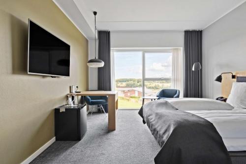 腓特烈西亚弗雷德里西亚贝斯特韦斯特优质酒店的酒店客房配有一张床、一张书桌和一台电视。