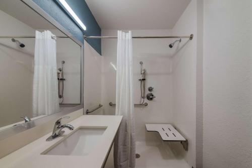卫斯理堂WoodSpring Suites Wesley Chapel-Tampa的白色的浴室设有水槽和镜子
