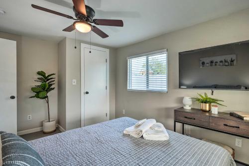 凤凰城Phoenix Vacation Rental Home - Pet Friendly!的一间卧室配有一张带吊扇的床