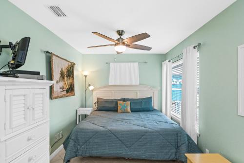 格尔夫海岸The American Dream的一间卧室配有一张床和吊扇