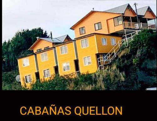 克利翁CABAÑAS QUELLON的山顶上的大型黄色房子