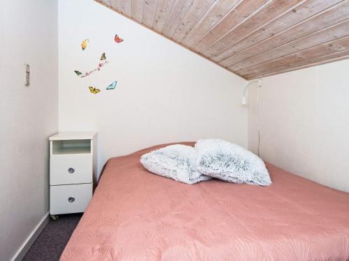 SønderbyHoliday home Sydals LXXVII的卧室配有粉红色的床和2个枕头