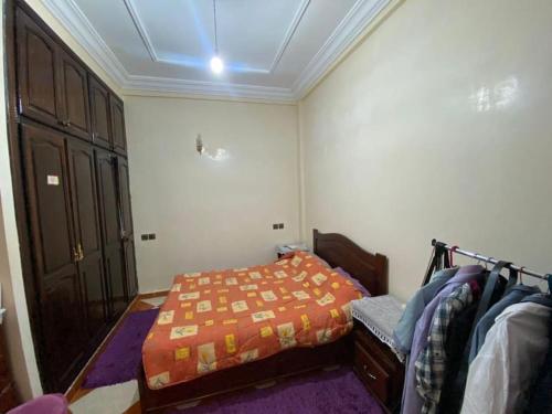 梅克内斯Grande maison Calme的一间卧室配有一张带橙色棉被的床