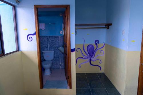 圣克里斯托瓦尔Mango Tree的浴室墙上涂有章鱼