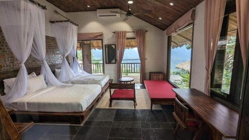 Làng BangAmigo Pu Luong的一间带两张床的卧室,位于带窗户的房间内