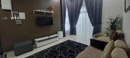 Kampong Alor GajahSarrah Homestay At Kasa Height Residence的客厅配有沙发和电视。