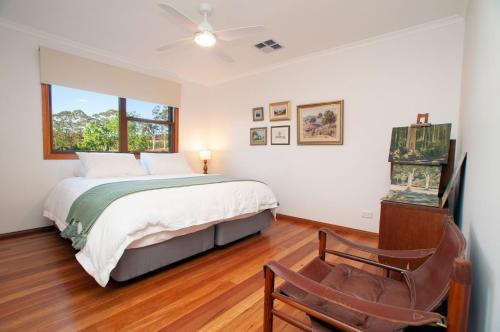 BilpinThe Artists Retreat的卧室配有床、椅子和窗户。
