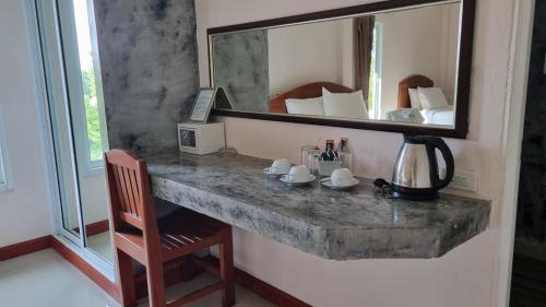苏梅岛PawPaw Resort的镜子房间内的石制柜台