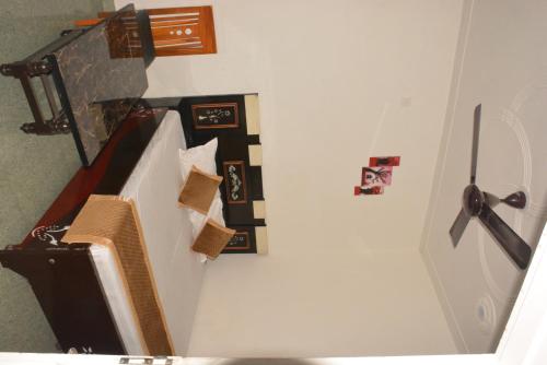 珀勒德布尔Hotel Holiday的走廊上设有楼梯,墙上有时钟