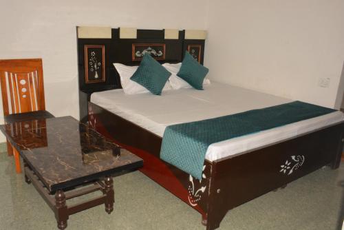 珀勒德布尔Hotel Holiday的一间卧室配有一张带椅子和桌子的床