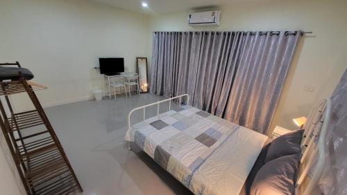 Ban Bang KrasanBed&Breakfast@Bangpa-in Hostel的一间卧室设有一张床和梯子