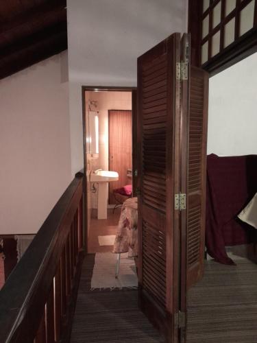 圣达菲Lili的一间房间,设有通往卧室的门