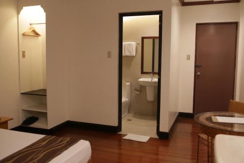 利帕AMALFI718 HOTEL的一间带卫生间、水槽和镜子的浴室