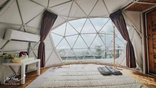 Ban Huai PhaiChill & View的客房设有大型玻璃圆顶客房,配有大窗户。