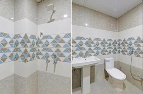 勒克瑙RD Palace and Resort的浴室的两张照片,配有卫生间和水槽