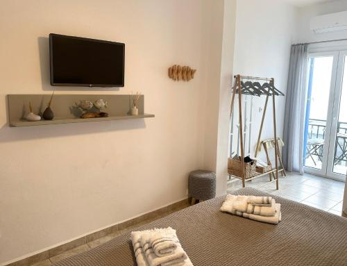 安提帕罗斯岛La Main Street suite的墙上配有平面电视的房间