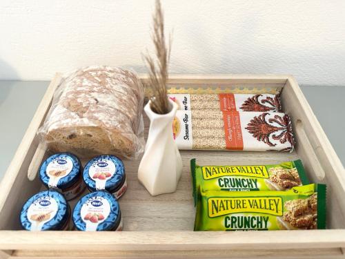 安提帕罗斯岛La Main Street suite的装有一盒食物和面包的木托盘