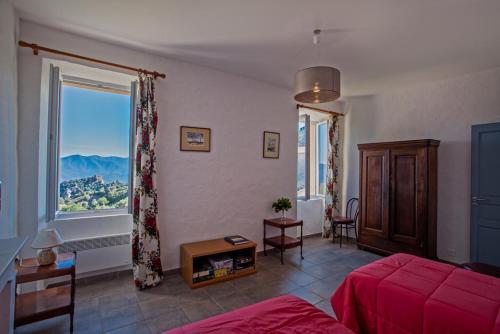 皮亚纳Gîte Du Pont - Piana的客厅设有红色的沙发和大窗户
