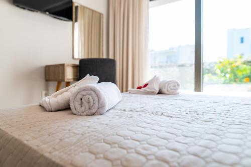 科斯镇Lilium Apartment的酒店客房,配有带毛巾的床