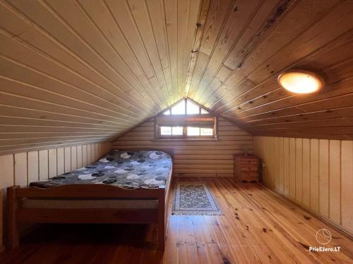 奥克斯塔瓦利斯Resort by Nava Lake的一间设有一张床铺的木房间,设有窗户