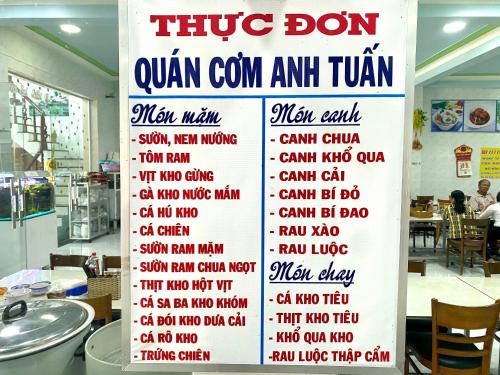 Bạc LiêuKhách sạn Anh Tuấn的餐厅的菜单的标志