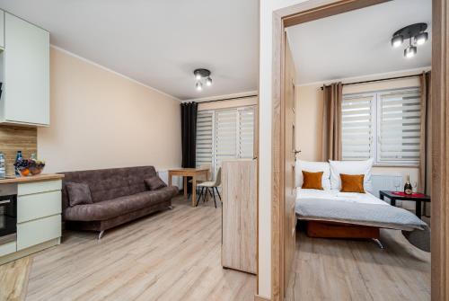 华沙Apartments 24h的客厅配有床和沙发