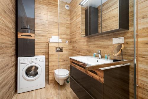 华沙Apartments 24h的一间带洗衣机和水槽的浴室