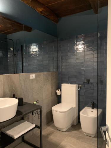 奥尔塔圣朱利奥-Ortaflats- Appartamenti Imbarcadero & Palazzotto的浴室配有卫生间、盥洗盆和浴缸。