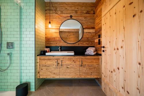 萨菲登安斯泰内嫩米尔思迪灵霍夫农家乐的一间带水槽和镜子的浴室