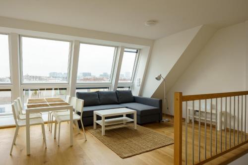 维也纳Central Living Apartments - Belvedere的客厅配有蓝色的沙发和桌子