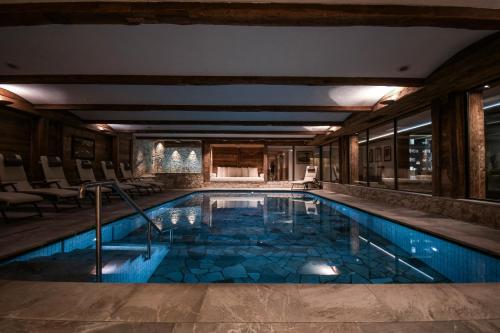 塞尔瓦迪加尔代纳山谷蒂罗尔酒店的一座带大房间的房子里的游泳池